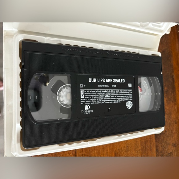 Lot of 3 Mary Kate and Ashlee VHS tapes our lips are sealed switching goals - Picture 6 of 10